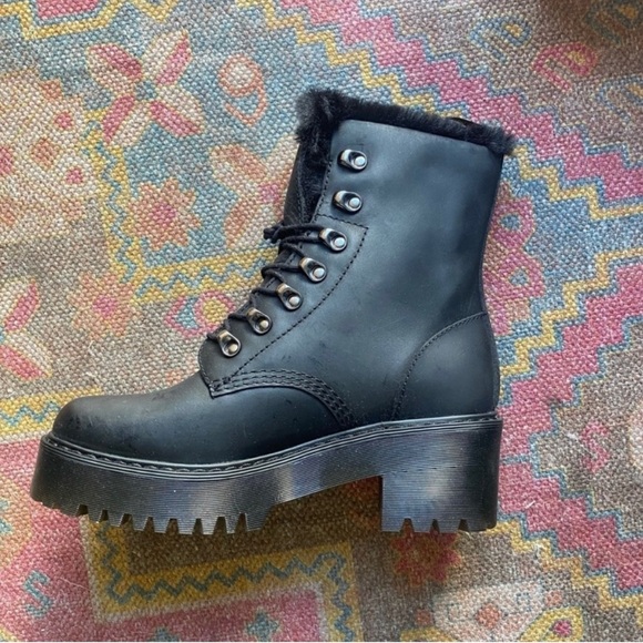DR MARTENS LEONA FAUX FUR PLATFORM LEATHER BOOTS *NEW IN BOX* SIZE 8 - Picture 2 of 5